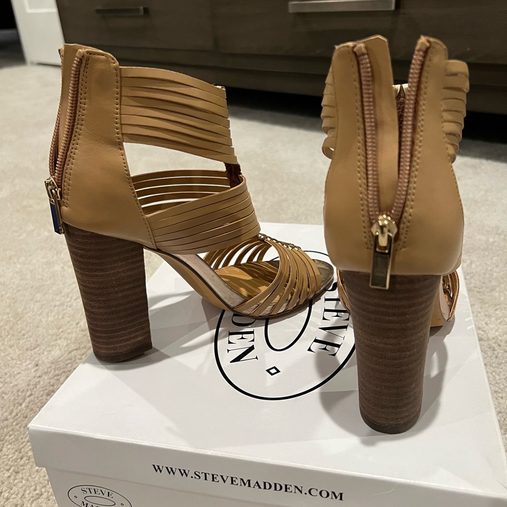 Like New - gladiator style heel!